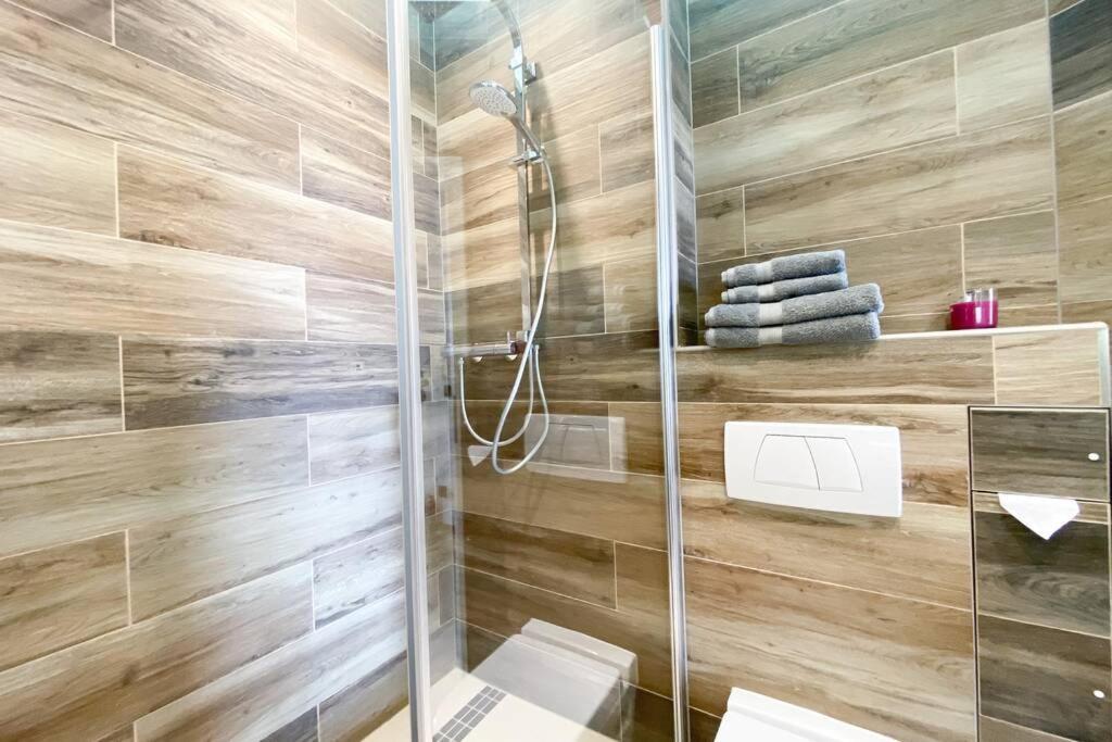 Apartment Luxus-apartment In Mit Privat-parkplatz